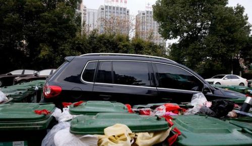 汽車被垃圾桶包圍是被惡搞還是得罪人了？